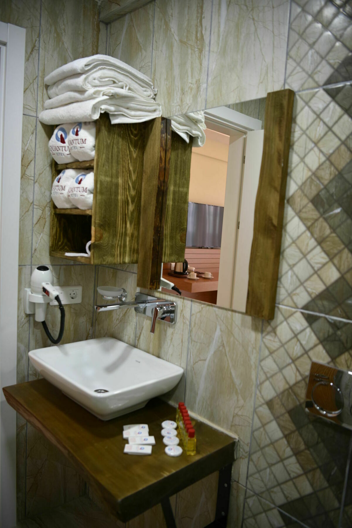 Quantum Hotel ทรับซอน ภายนอก รูปภาพ